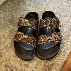 Great condition! Birkenstock Arizona Big Buckle in Snake Print